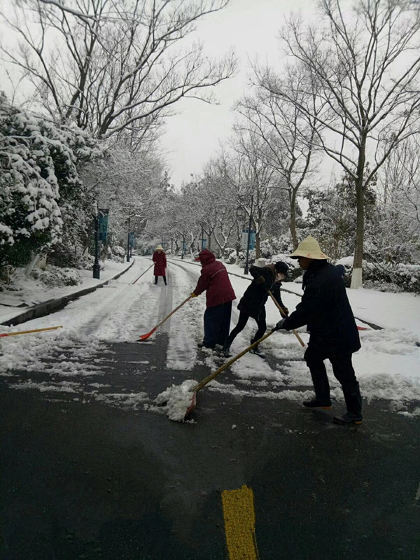 瑞雪紛飛揚(yáng)，華悅物業(yè)掃雪忙