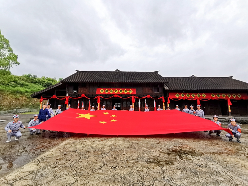 集團(tuán)第一、第三支部聯(lián)合開(kāi)展“訪故居 學(xué)黨史 踏征程”主題黨日活動(dòng)